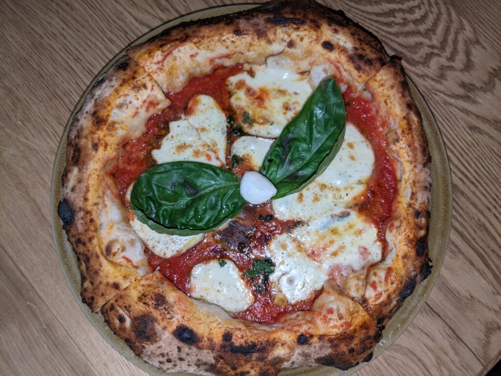 Pizza margherita - restaurant Coco Rocco © Laura Bruneau