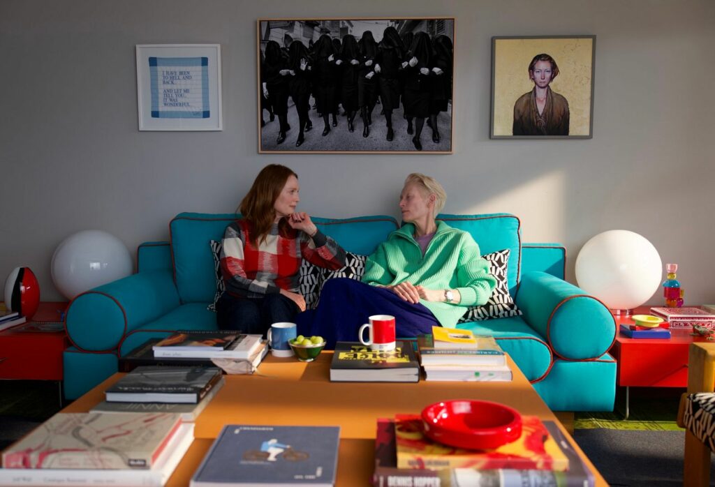 Julianne Moore et Tilda Swinton dans La chambre d'à côté de Pedro Almodovar