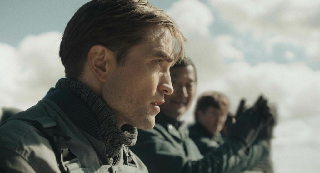 Robert Pattinson dans Mickey 17 de Bong Joon Ho