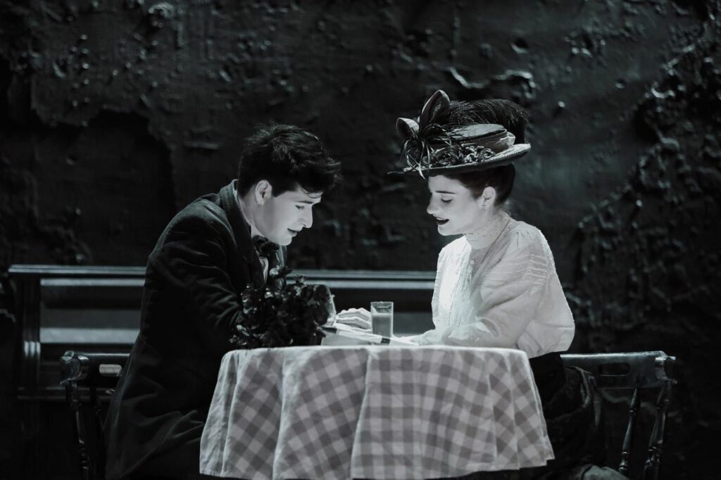 Grant Lawrens et Pauline Bression dans Smile