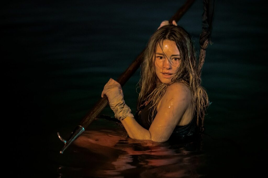 Hassie Harrison dans "Dangerous Animals"