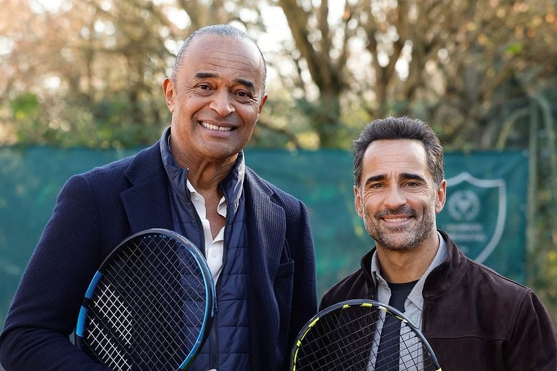 Yannick Noah et Florent Peyre dans Mort sur terre battue