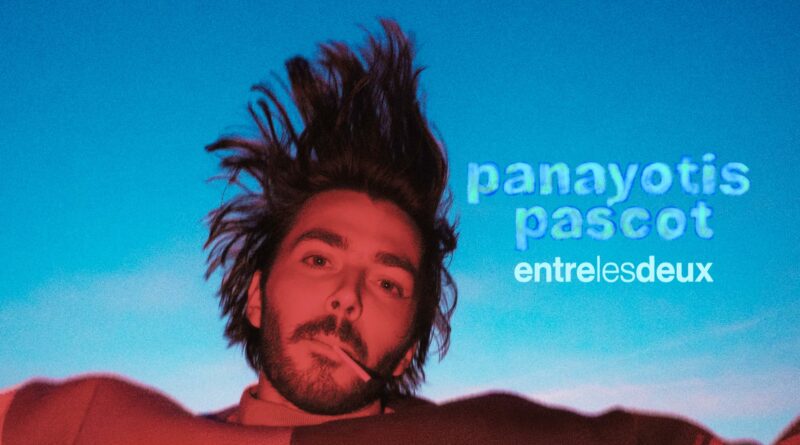 Panayotis Pascot entre les deux