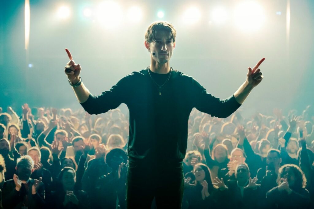 Pierre Niney dans Gourou