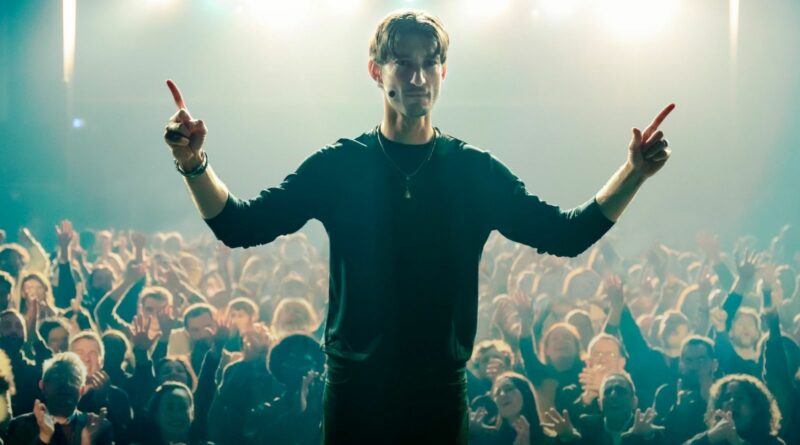 Pierre Niney dans Gourou