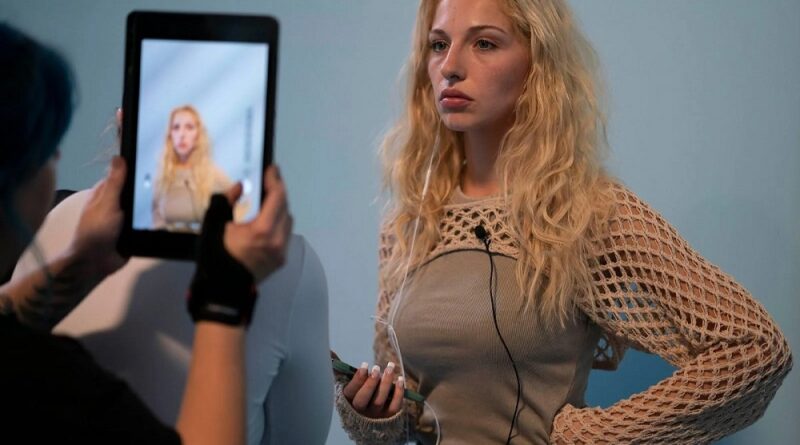 Marie Colomb joue Loana dans Culte : Loft Story