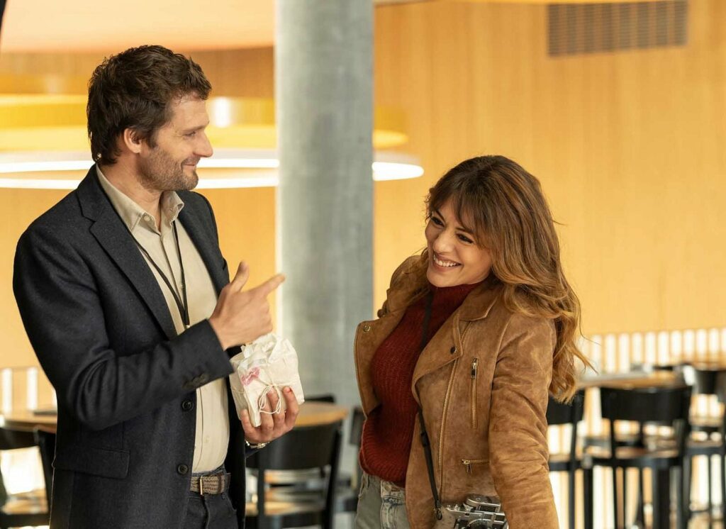 Alexis Michalik et Sofia Essaïdi dans Intraçables